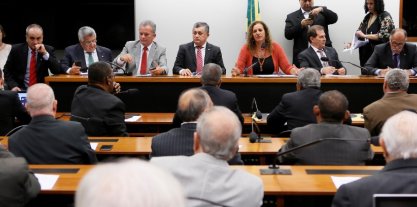 Trabalhadores e parlamentares planejam ações contra PEC da Previdência